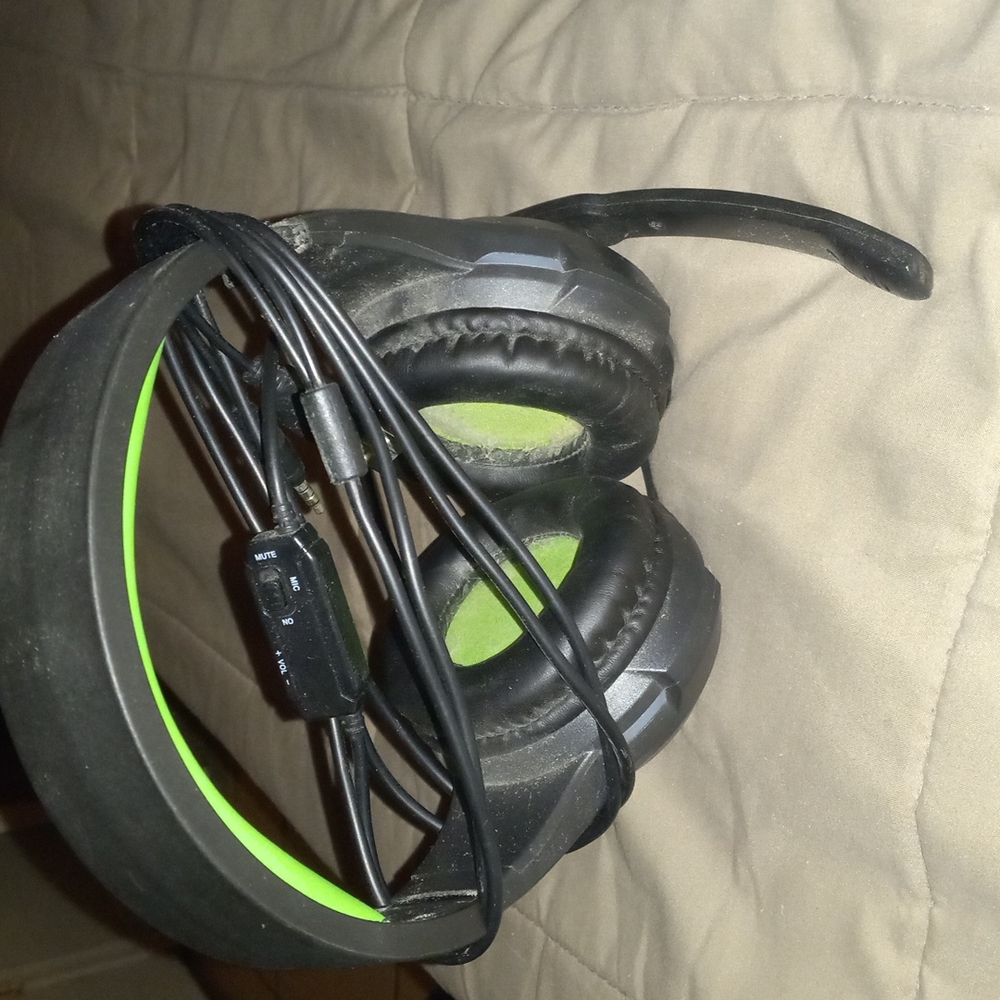 Headset microphone for gaming and talk.